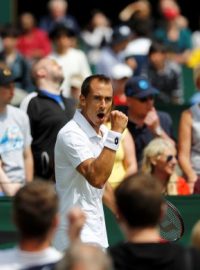 Lukáš Rosol se raduje během prvního kola Wimbledonu. Zápas ale do vítězného konce nedotáhl