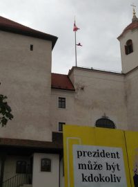 Divadlo Husa na provázku vyvěsilo na Špilberku červené trenýrky na podporu umělecké skupiny Ztohoven