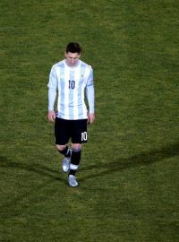 Lionel Messi odchází po neproměněné penaltě ve finále Copa América
