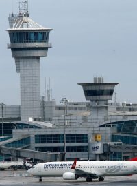 Letadlo Tureckých aerolinií na Atatürkově letišti v Istanbulu (13. 2. 2016)