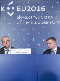 Šéf Evropské komise Jean-Claude Juncker a premiér Robert Fico na tiskové konferenci v Bratislavě