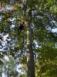 Mistrovství Evropy ve stromolezení - šplh po laně do výšky 15 metrů na čas