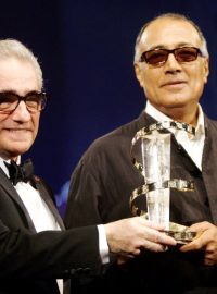 Abbás Kiarostami (vpravo) a Martin Scorsese v na Mezinárodním filmovém festivalu v roce 2005 v Marrákeši
