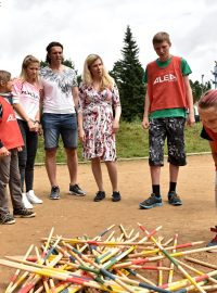 Hokejista Jaromír Jágr a ministryně školství Kateřina Valachová přijeli na letní tábor do jihočeského Štědronína. Léto zde tráví děti, které trpí cukrovkou a celiakií