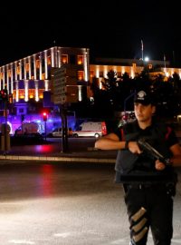 Policejní hlídka u sídla štábu turecké armády v Ankaře