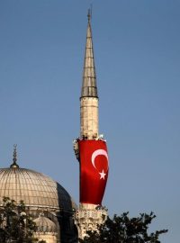 Turecká vlajka na mešitě v Istanbulu