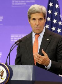 Spojené státy jsou plně vázány ustanovením článku 5, zjistil partnery v NATO americký ministr zahraničí John Kerry