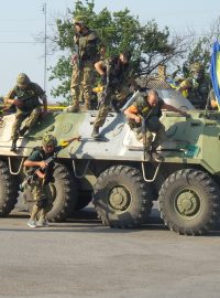 Obrněný transportér s ukrajinskými dobrovolníky na východě země