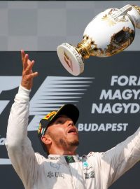 Britský pilot Lewis Hamilton si připsal rekordní páté vítězství v Maďarsku