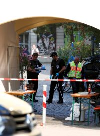 Německá policie dál vyšetřuje na místě sebevražedného útoku v Ansbachu