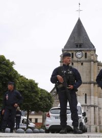 Prostor u kostela v Saint-Étienne-du-Rouvray střeží policie