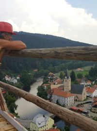 Středověké lešení zahalilo věž Jakobínku na hradě Rožmberk