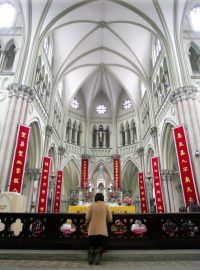 Čínská křesťanka se modlí v katedrále v Šanghaji (ilustrační foto)