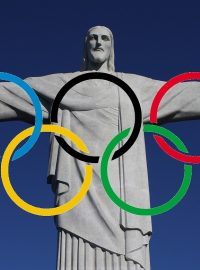 Socha Ježíše Krista nad městem Rio de Janeiro s olympijskými kruhy