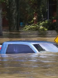 Záplavy v Louisianě nepřežilo nejméně sedm lidí. Tisíce dalších záchranáři evakuovali