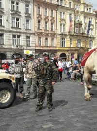 Odpůrci islámu na Staroměstském náměstí v Praze sehráli scénku představující invazi Islámského státu, vyděsili tím kolemjdoucí