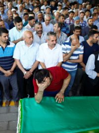 Pohřeb obětí sebevražedného útoku v tureckém Gaziantepu