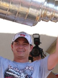 Hokejista Jiří Hudler se Stanley Cupem (archivní foto)