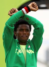 Etiopský běžec Feyisa Lilesa s jeho protestním gestem