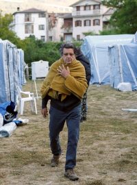 Provizorní tábor pro lidi postižené zemětřesením v italské Arquatě