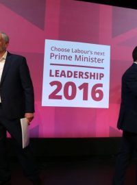 Současný vůdce britských labouristů Jeremy Corbyn a poslanec Owen Smith, který se také uchází o post předsedy