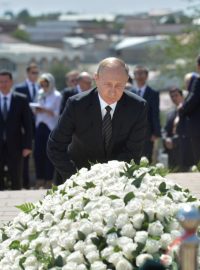Vladimir Putin přiletěl do uzbeckého Samarkandu, kde uctil památku zesnulého prezidenta Islama Karimova