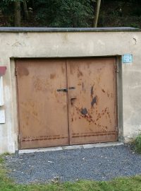 Garáž ve čtvrti Střekovv Ústí nad Labem, kterou detektivové zajistili v souvislosti s náhlým zmizením třináctileté dívky a šestnáctiletého chlapce