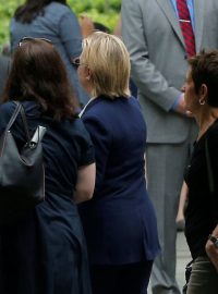 Hillary Clintonová odchází z pietního aktu při příležitosti 15. výročí teroristického útoku na newyorské Světové obchodní centrum
