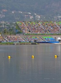 Takhle zaplněné tribuny na veslařském areálu Lagoa prý na olympijských hrách nebyly. V neděli se závodilo před 6 tisící.