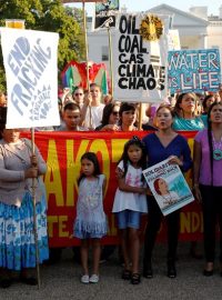 Tisíce amerických indiánů protestují proti stavbě ropovodu Dacota Access