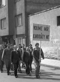 Obecní komunální volby 1954, průvod mládeže v Brně, archiv ČTK.