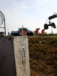 Rakousko začalo u města Nickelsdorf stavět základy pro plot, který by měl případně zabránit průchodu migrantů