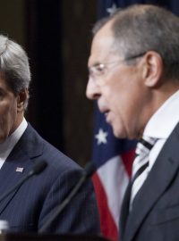 Ministři zahraničí Spojených států a Ruska John Kerry a Sergej Lavrov