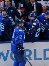 Marián Gáborík přijímá gratulace od kolegů z Výběru Evropy