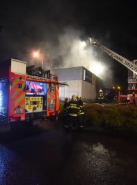 Hasiči zasahovali u rozsáhlého požáru v obchodním centru v Kopřivnici