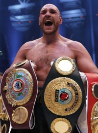 Britský boxer Tyson Fury po svém listopadovém vrcholu v německém Düsseldorfu zažívá těžký pád