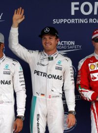 Kvalifikaci na Velkou cenu Japonska vyhrál Nico Rosberg. Druhý byl Lewis Hamilton (vlevo) a třetí Kimi Räikkönen
