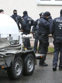Německá policie při prohledávání okolí sídliště v Chemnitzu