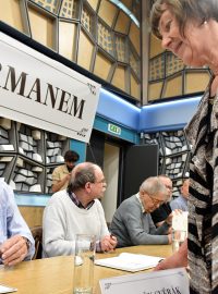 Autogramiáda knihy „Půlstoletí s Cimrmanem“ v Českém rozhlase,  Zdeněk Svěrák