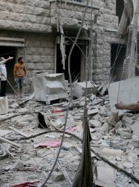 Pátrání v sutinách domu zničeného nálety (východní Aleppo, 18. října).