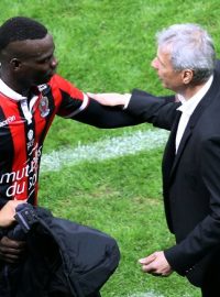 Mario Balotelli v rozhovoru s koučem Nice Lucienem Favrem