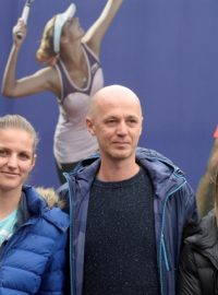 Karolína Plíšková (vlevo) s fedcupovým kapitánem Petrem Pálou a Lucií Hradeckou