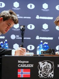 Nor Magnus Carlsen obhajuje titul mistra světa proti Rusovi Sergeji Karjakinovi
