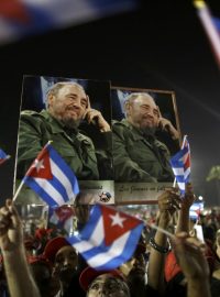 Desítky tisíc Kubánců se v Santiagu de Cuba naposledy rozloučily se svým dlouholetým vůdcem Fidelem Castrem