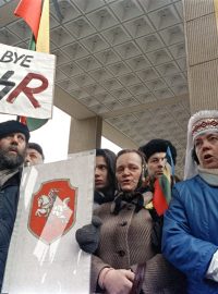 Sbohem, SSSR. Litevci demonstrují za nezávislost své země 11. března 1990; ve stejný den vyhlásila Litva nezávislost.
