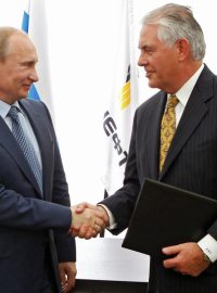 Tillerson (vpravo) dostal od Putina Řád přátelství a prohlásil, že je si s Putinem blízký