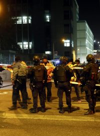 Švýcarská policie stojí před islámským centrem v Curychu.