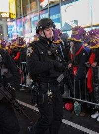 Příslušníci protiteroristické jednotky dohlížejí na oslavy nového roku v New Yorku