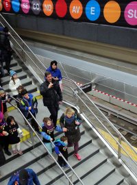 Newyročané při otevírání nové linky metra
