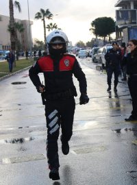 Výbuch auta naloženého trhavinami v tureckém městě Izmir zaměstnal policisty i záchranáře